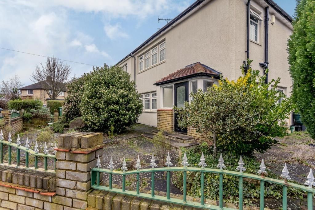 3 bed semidetached house for sale in Longlands Avenue, Coulsdon CR5