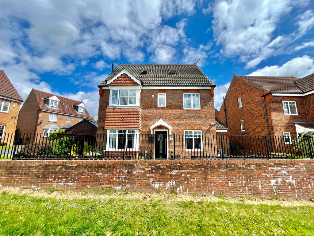 5 bed detached house for sale in Leafield Close, Birtley DH3, £340,000