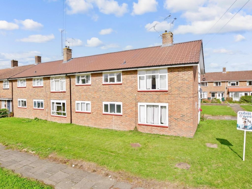 2 bed flat to rent in Peterborough Road, Crawley RH10, £1,400 pcm Zoopla