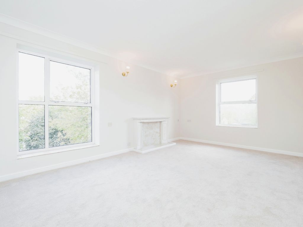 2 bed flat for sale in Palmerston Road, Buckhurst Hill, Essex IG9, £