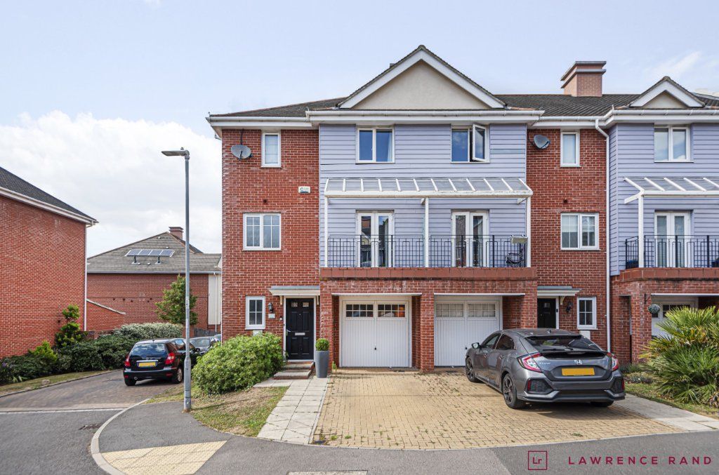 4 bed end terrace house for sale in Flowers Avenue, Ruislip, Middlesex