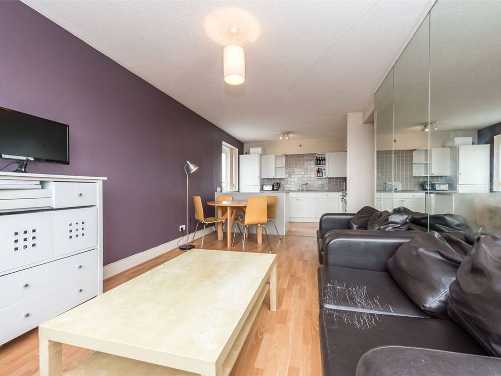 2 bed flat to rent in Austin Road, Battersea, London SW11, £2,000 pcm