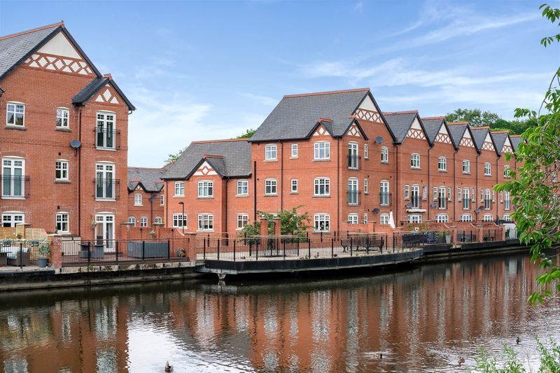 2 bed flat for sale in Gardinar Close, Standish, Wigan WN1, £145,000