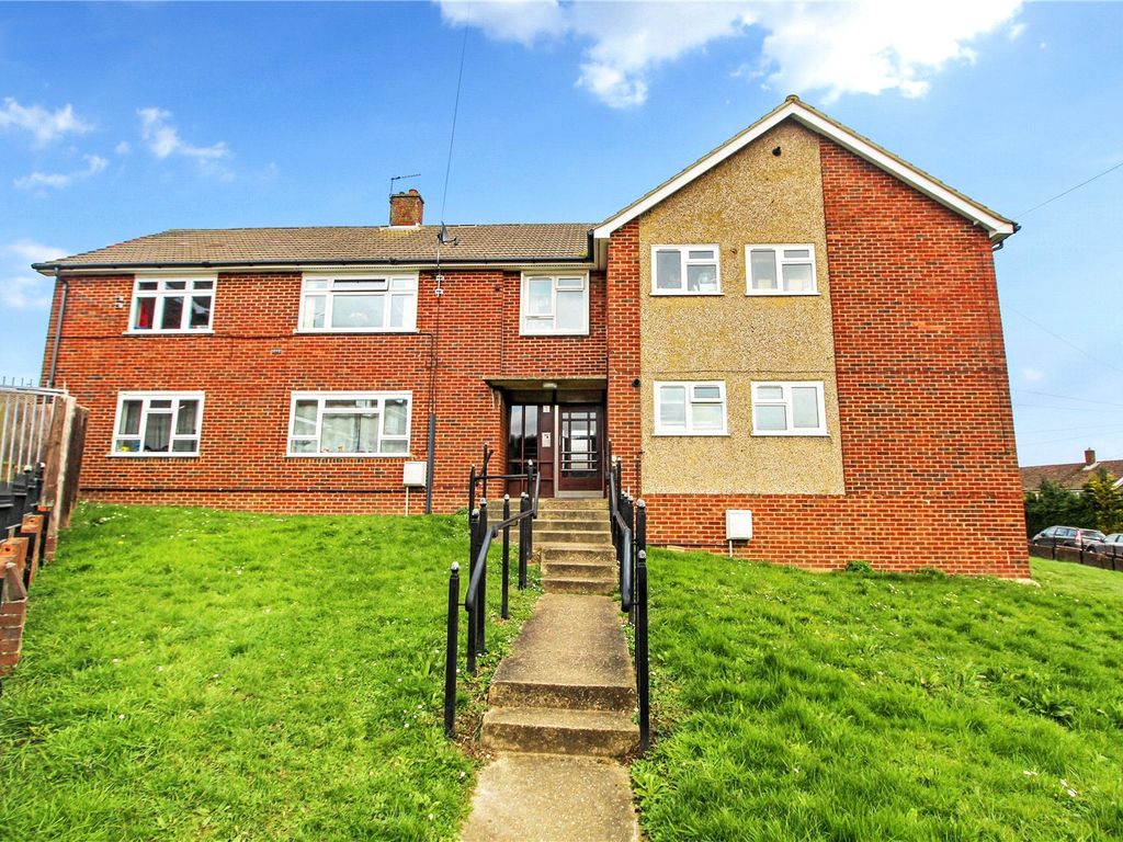 2 bed flat for sale in Pelican Close, Strood, Kent ME2, £170,000 Zoopla