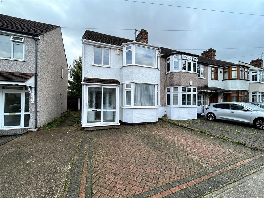 3 bed semidetached house to rent in Cambridge Avenue, Gidea Park