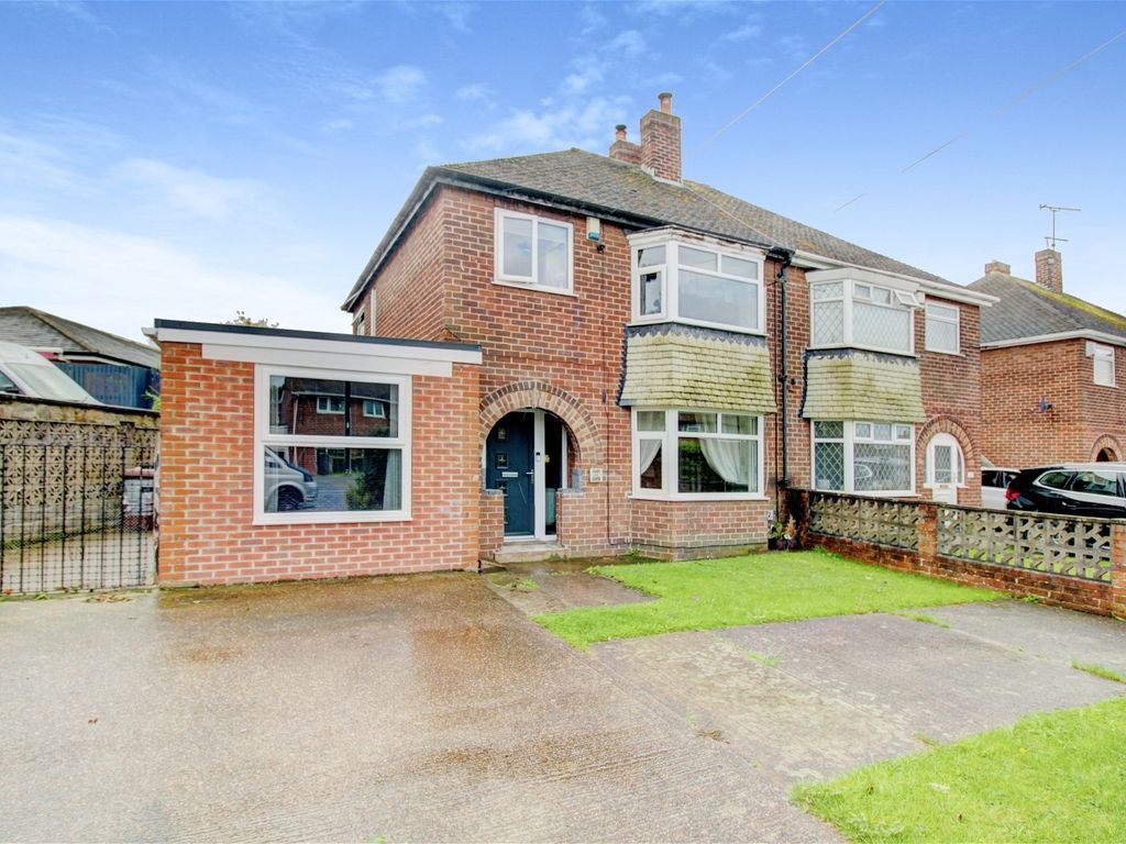 4 bed semidetached house for sale in Stockingate, South Kirkby