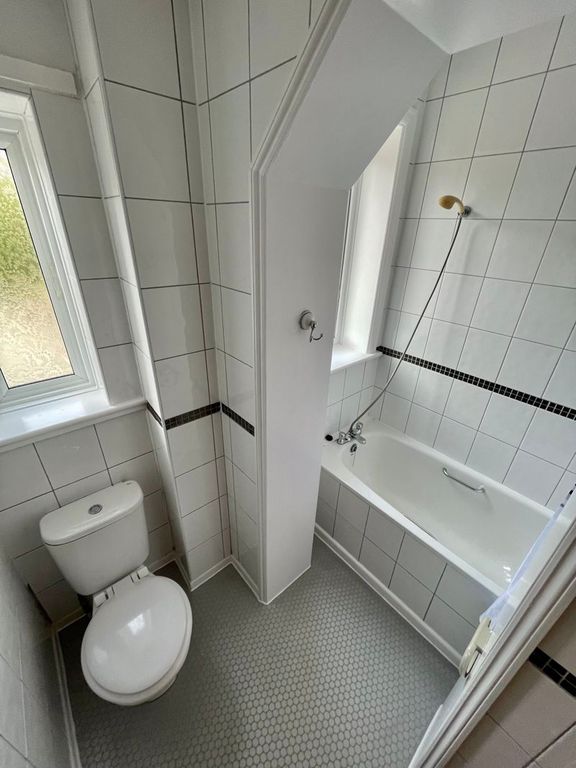 2 bed flat to rent in Alumhurst Road, Westbourne, Bournemouth BH4, £