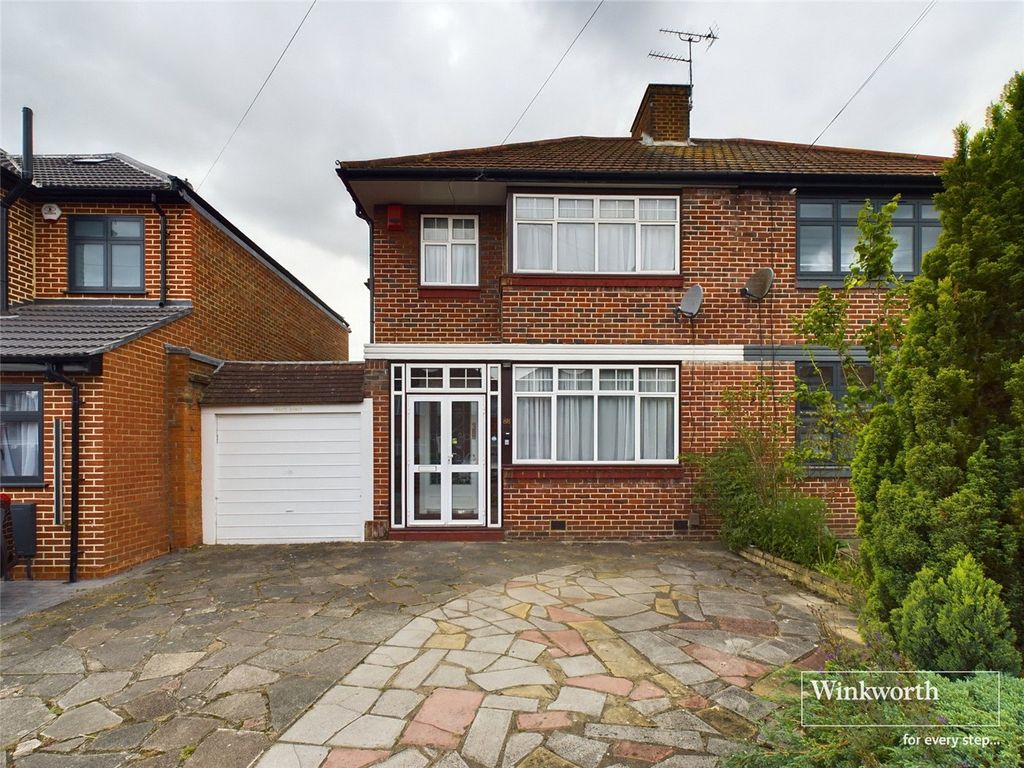 3 bed semidetached house to rent in Braithwaite Gardens, Stanmore
