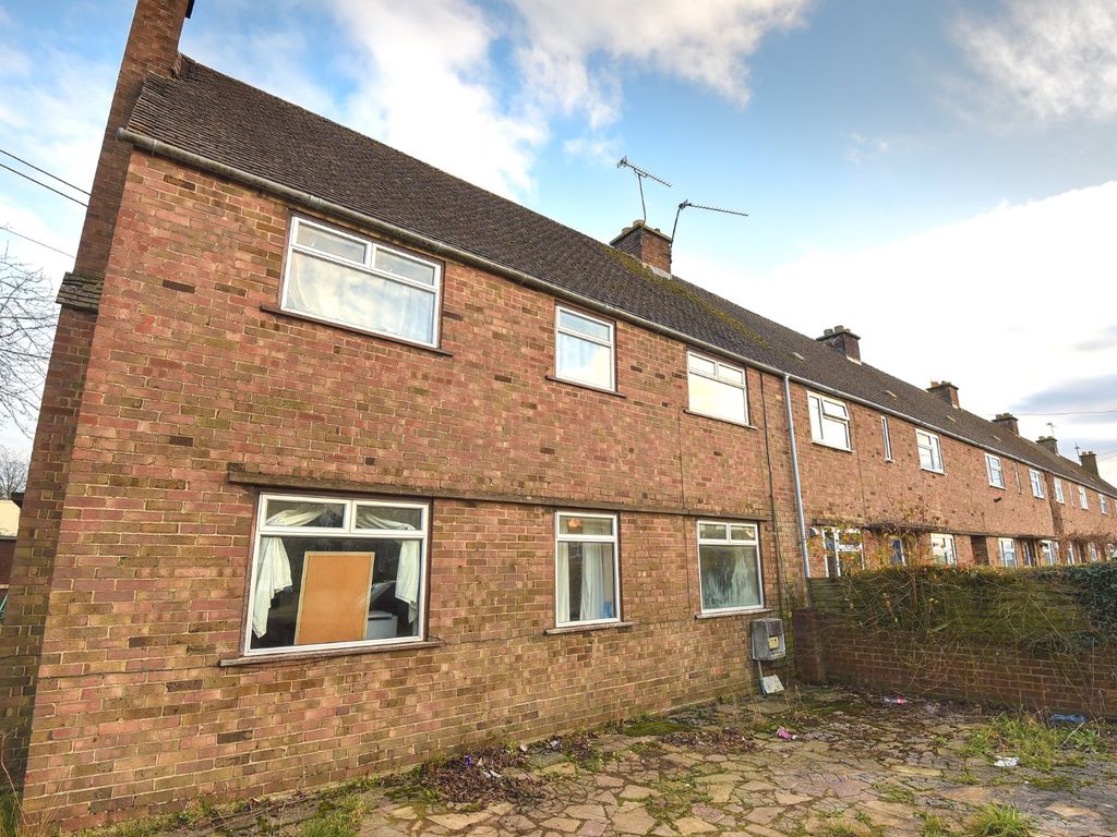 3 bed end terrace house for sale in Lowfield Road, Tetbury GL8, £