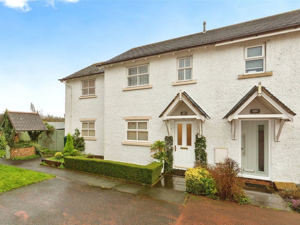 4 bed semidetached house for sale in Mulberry Close, Clifton, Preston