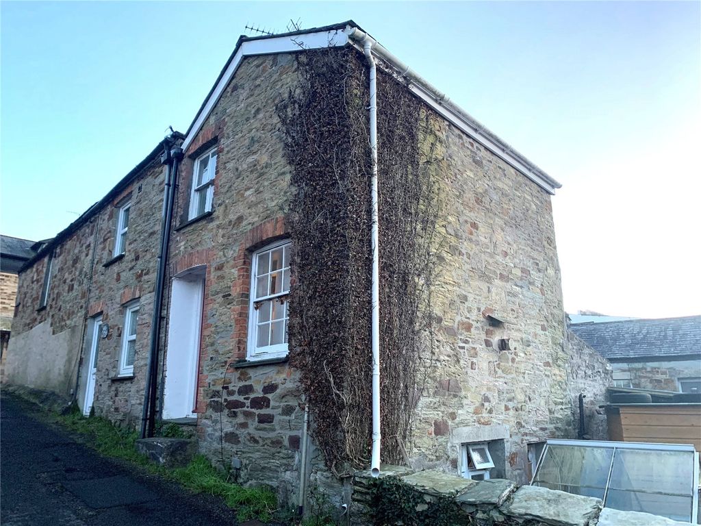 2 bed end terrace house to rent in Town End, Bodmin, Cornwall PL31, £