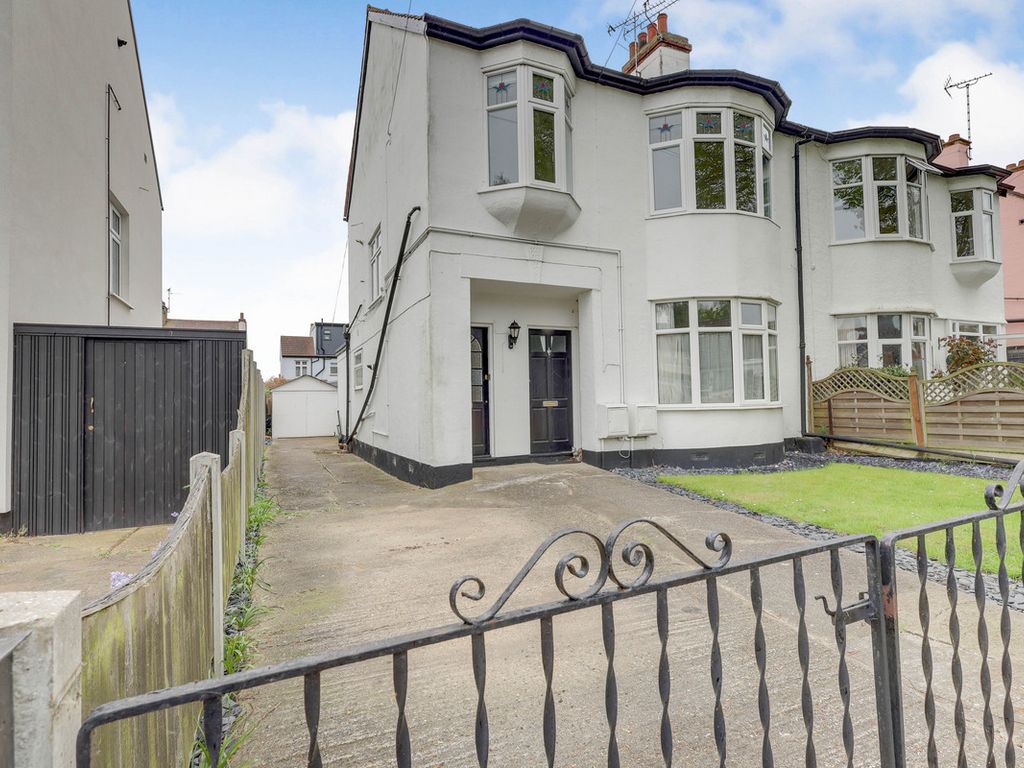 1 bed flat for sale in Scarborough Drive, LeighOnSea SS9 Zoopla