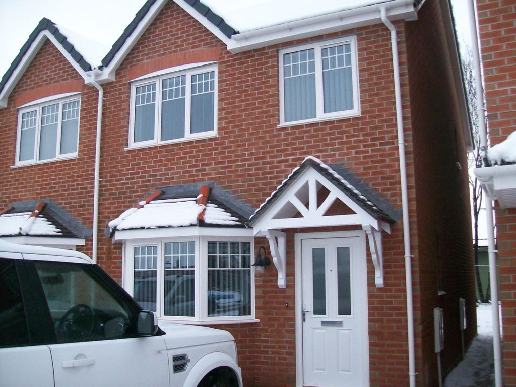3 bed property to rent in Maes Glyndwr, Oakley Grange Plas Coch Road
