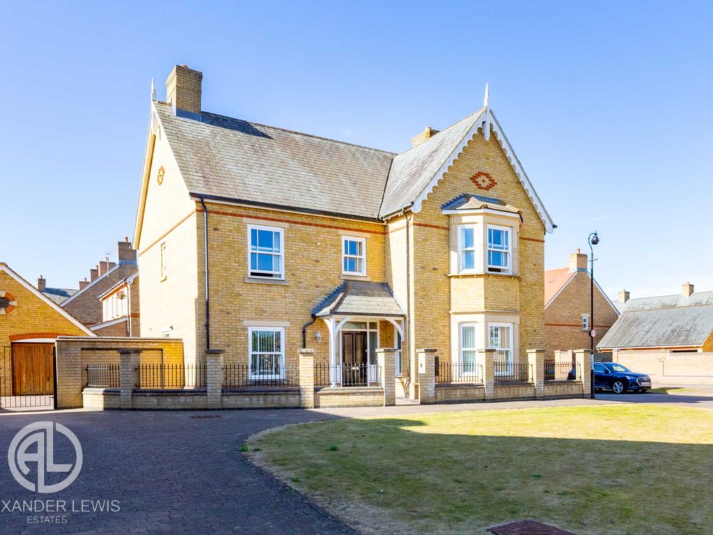 5 bed detached house for sale in Bronte Avenue, Stotfold, Hitchin SG5