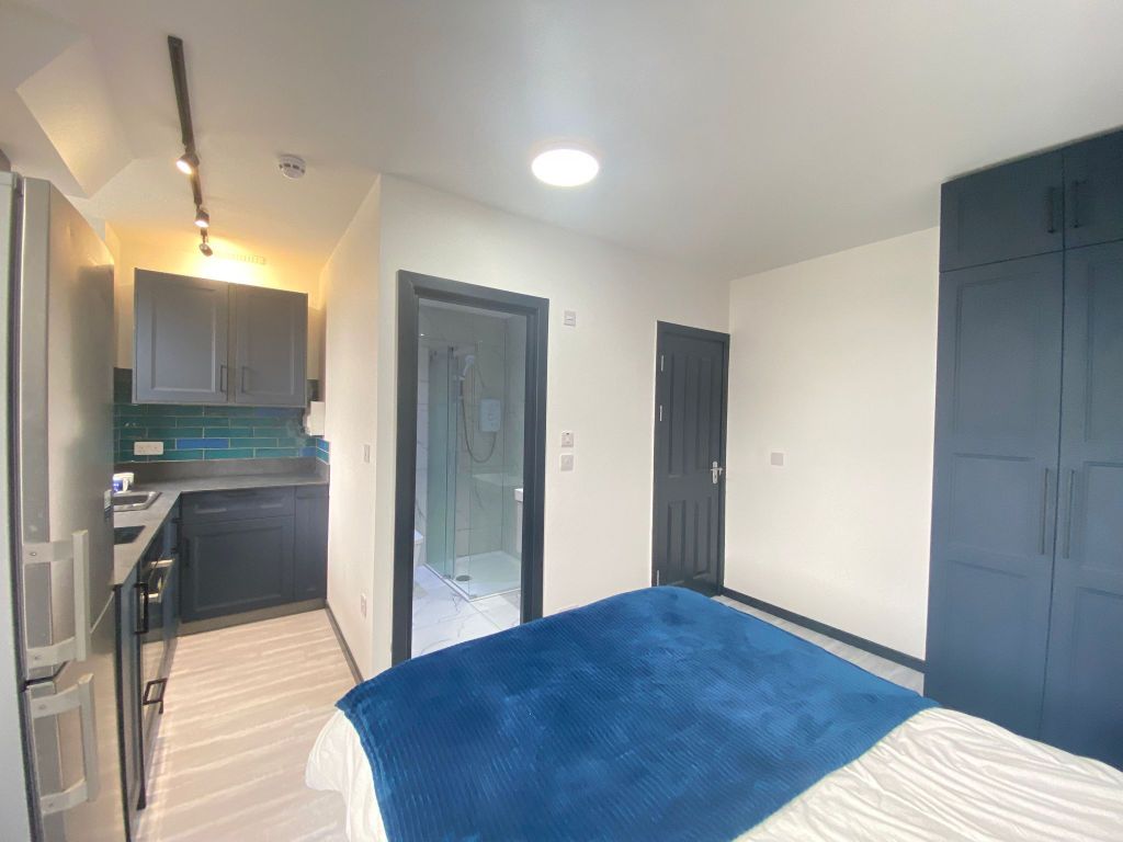 Studio to rent in Cromwell Road, Hounslow TW3, £1,200 pcm Zoopla
