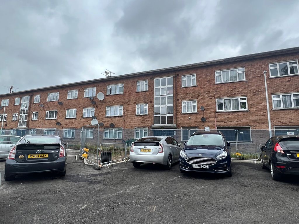 3 bed flat to rent in Little Gearies / Cranbrook Road, Barkingside