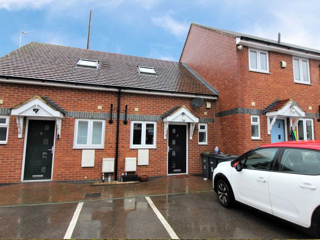 2 bed terraced house for sale in Thornhill Place, Luton LU4 - Zoopla