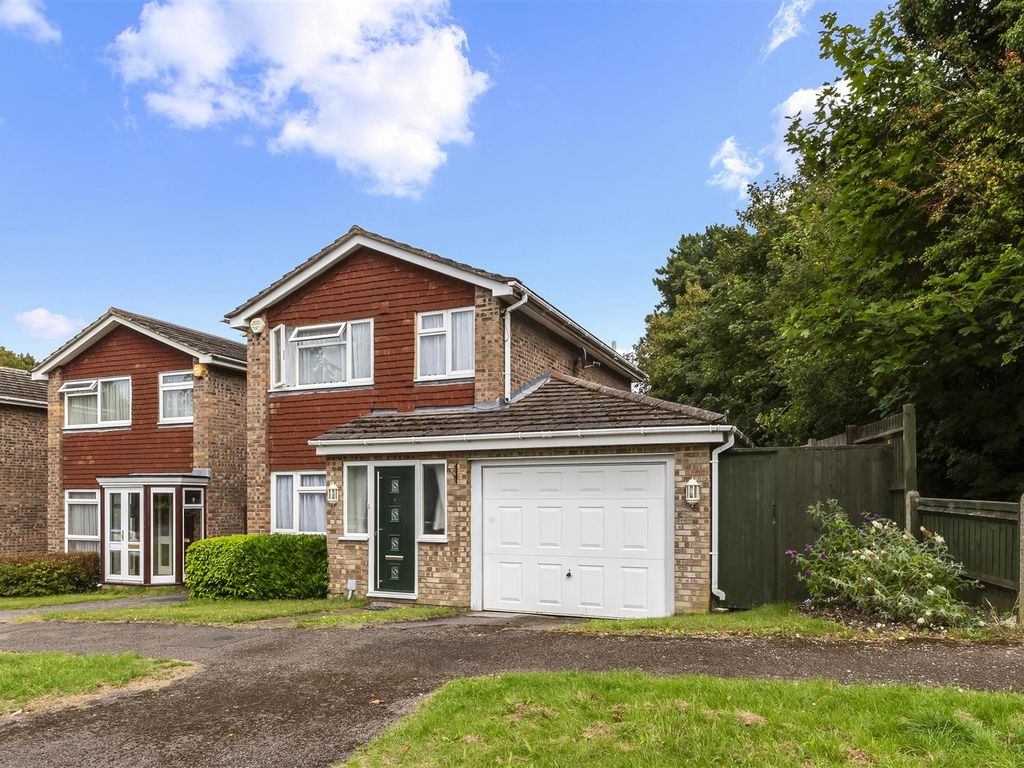 3 bed detached house for sale in High Beeches, Banstead SM7, £600,000 Zoopla