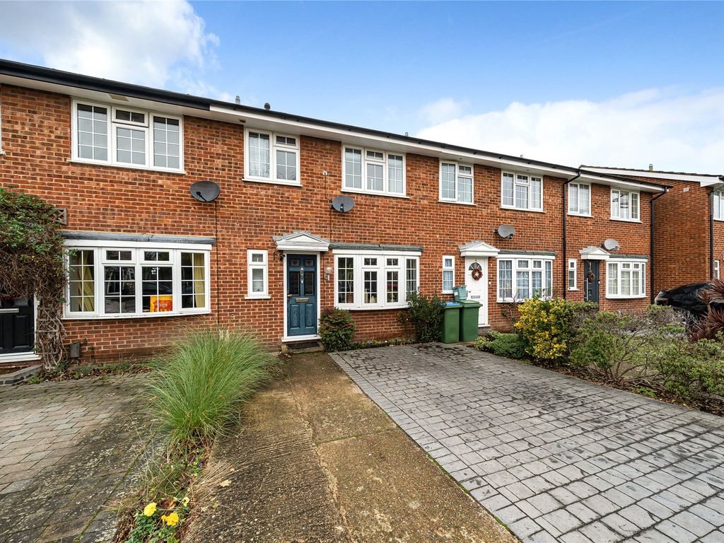 3 bed terraced house for sale in WaltonOnThames, Surrey KT12, £