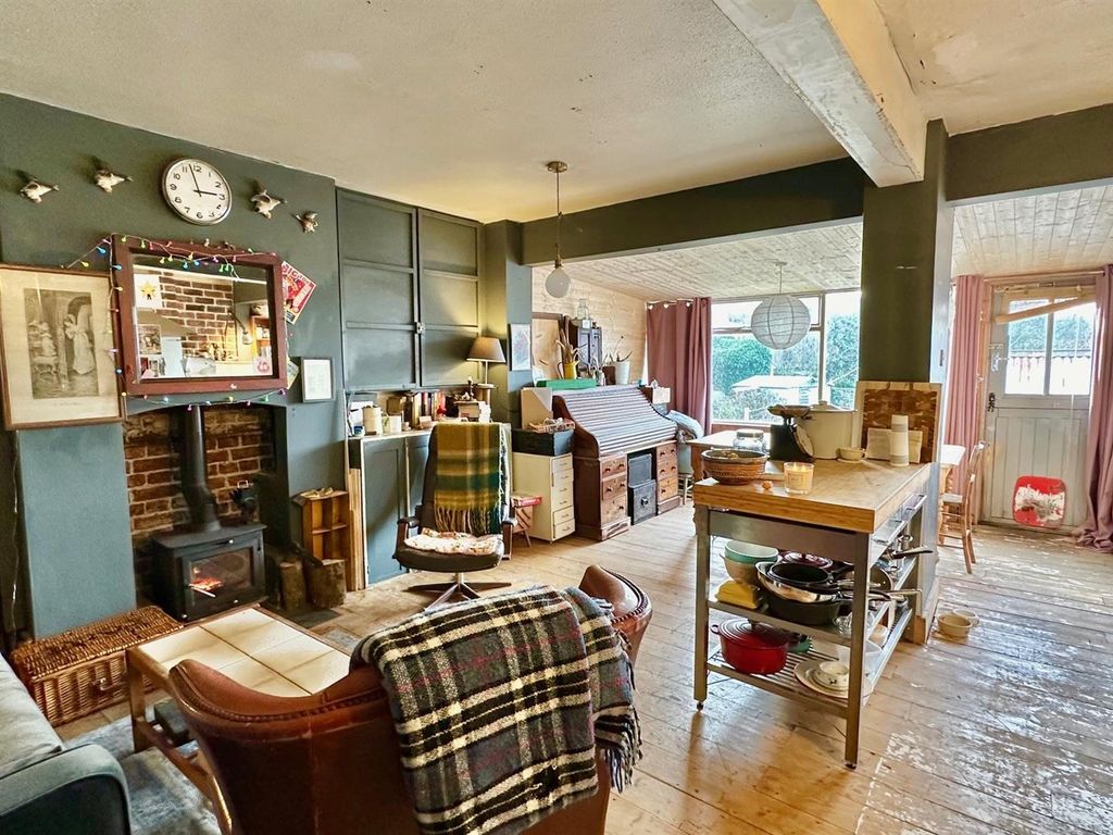 3 bed terraced house for sale in Staplecross, Robertsbridge TN32, £