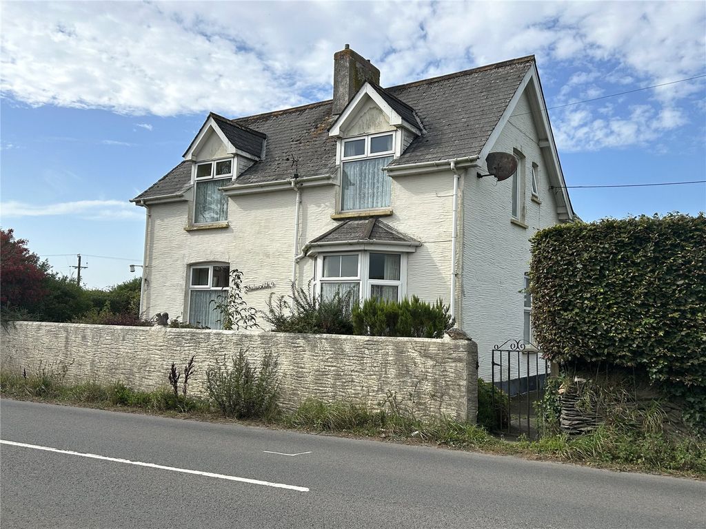 4 bed detached house for sale in Station Road,