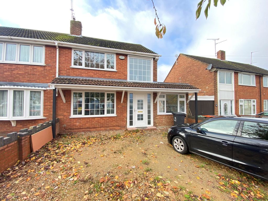 4 bed semidetached house to rent in Poynters Road, Dunstable LU5, £
