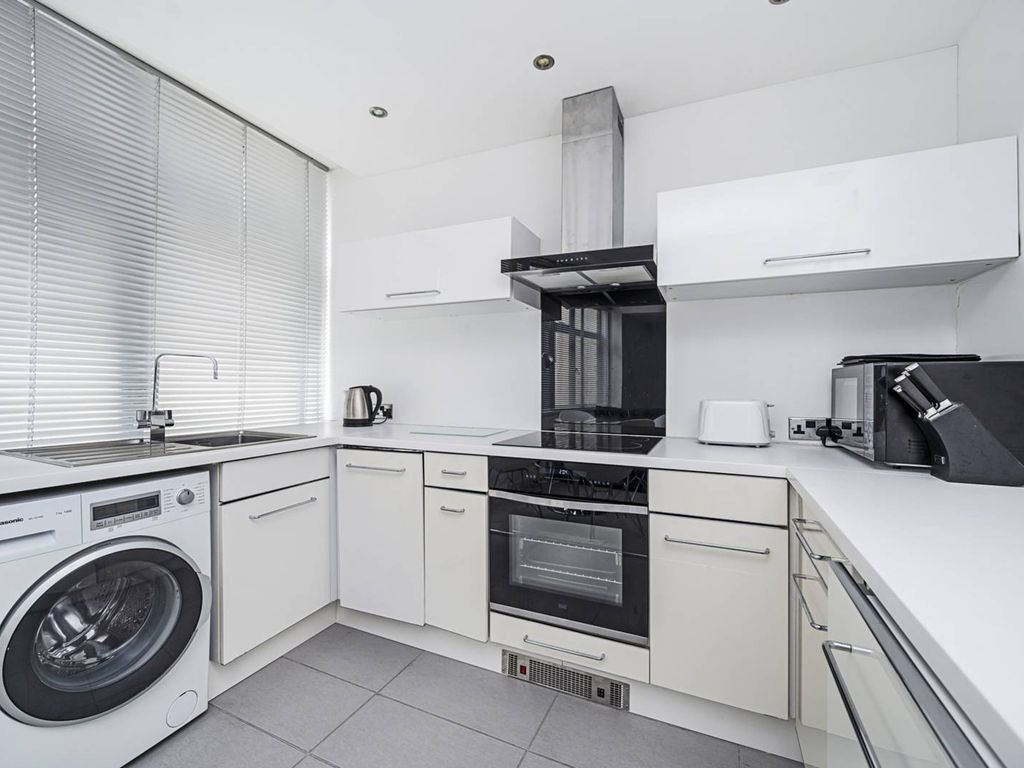1 bed flat for sale in London EC2M, £490,000