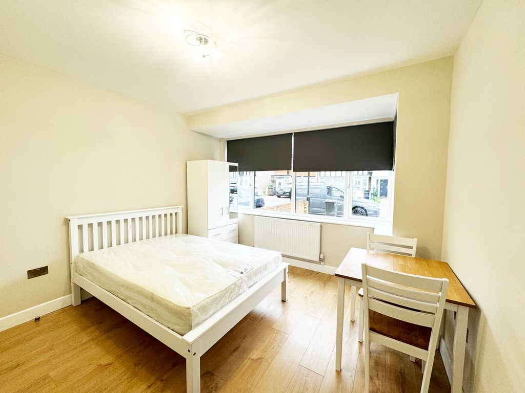 Studio to rent in Shelson Avenue, Feltham TW13, £900 pcm Zoopla