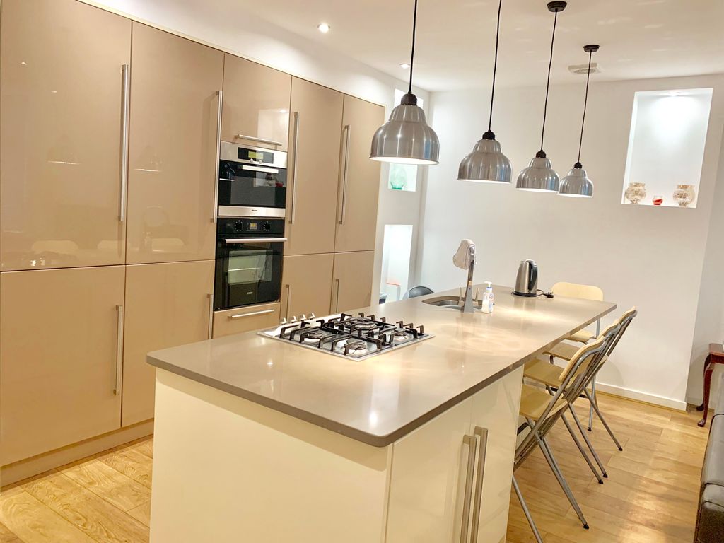 2 bed flat to rent in Mary Street, Porthcawl CF36 Zoopla