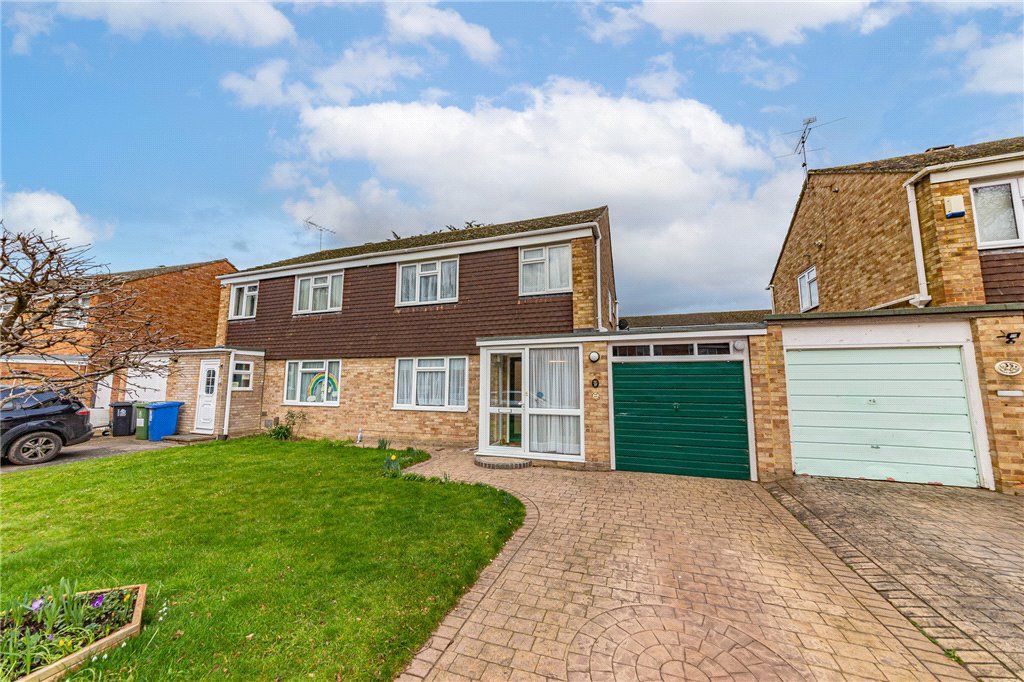 4 bed semidetached house for sale in Holly Crescent, Windsor