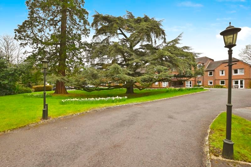 1 bed flat for sale in Redwood Manor, Haslemere GU27, £140,000 Zoopla