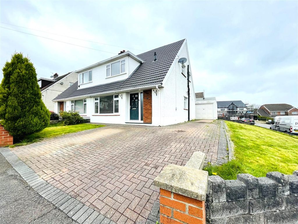 3 bed semidetached bungalow for sale in Cleviston Park, Llangennech