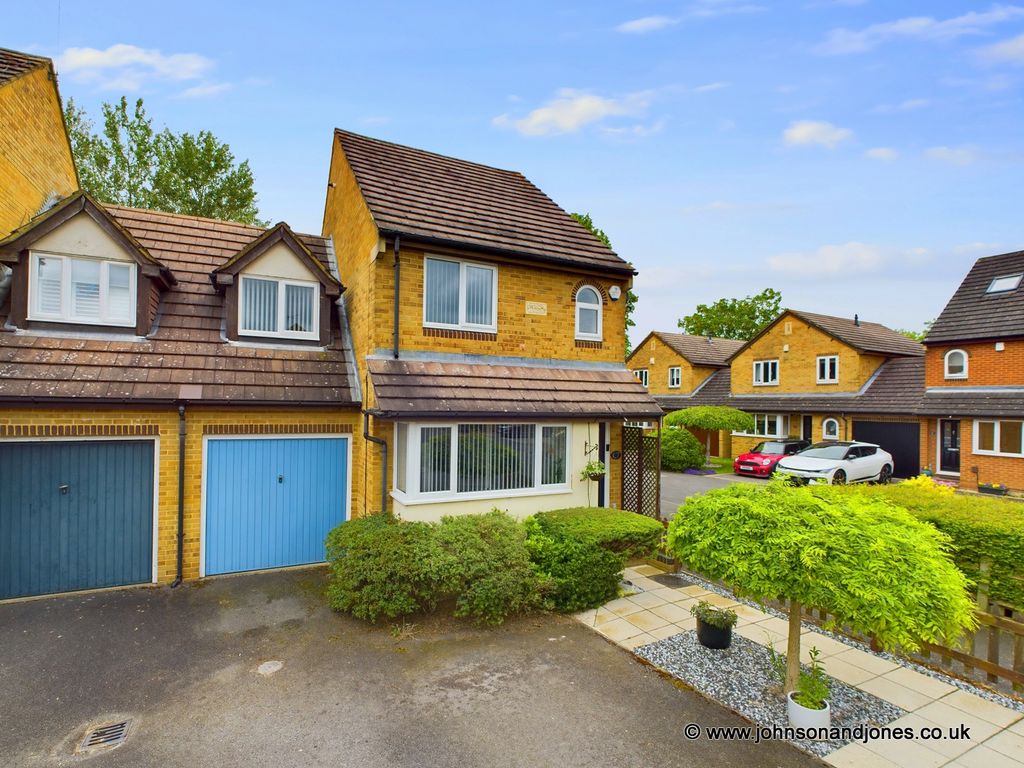3 bed semidetached house for sale in High Meadow Place, Chertsey KT16