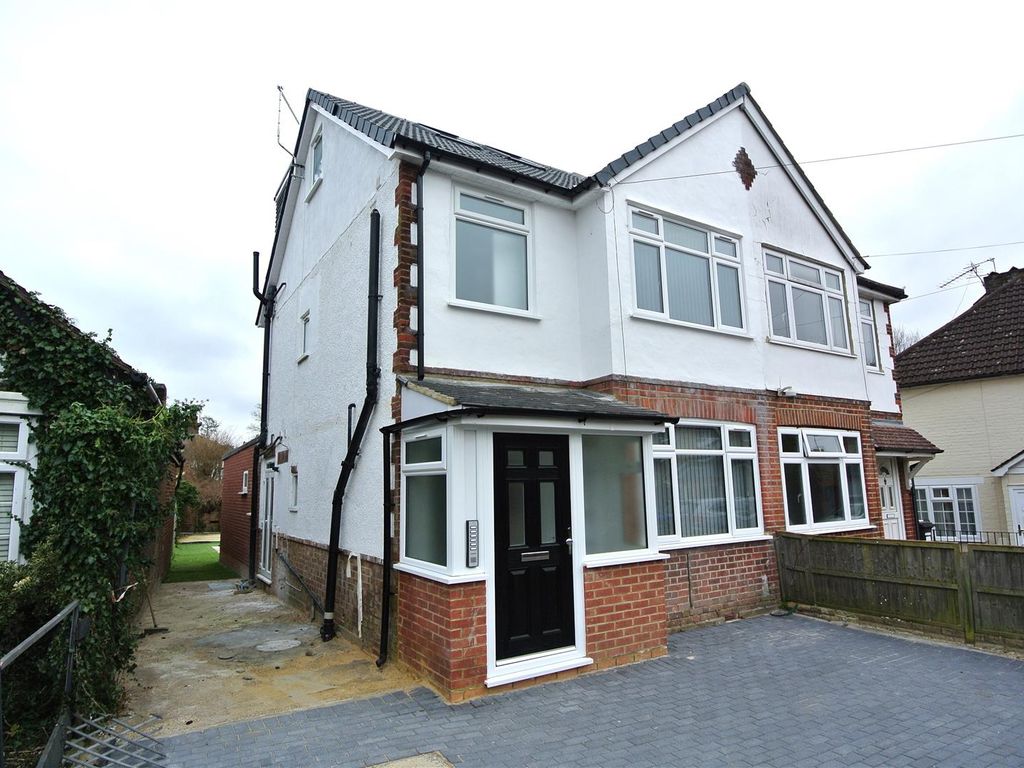 1 bed property to rent in Room 4, Albert Road, Englefield Green TW20, £