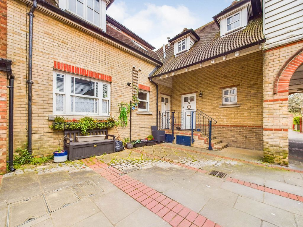 2 bed mews for sale in Anchor Court, Talbot Lane, Horsham RH12, £