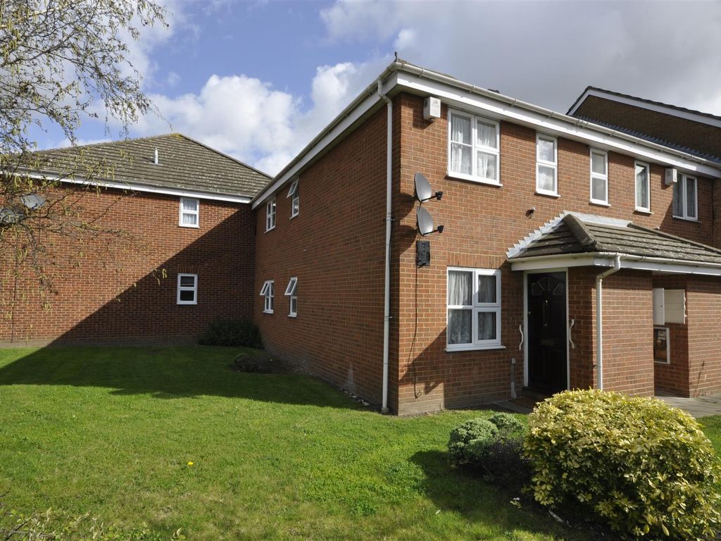 1 bed flat to rent in Wallers Close, Dagenham RM9, £1,200 pcm Zoopla