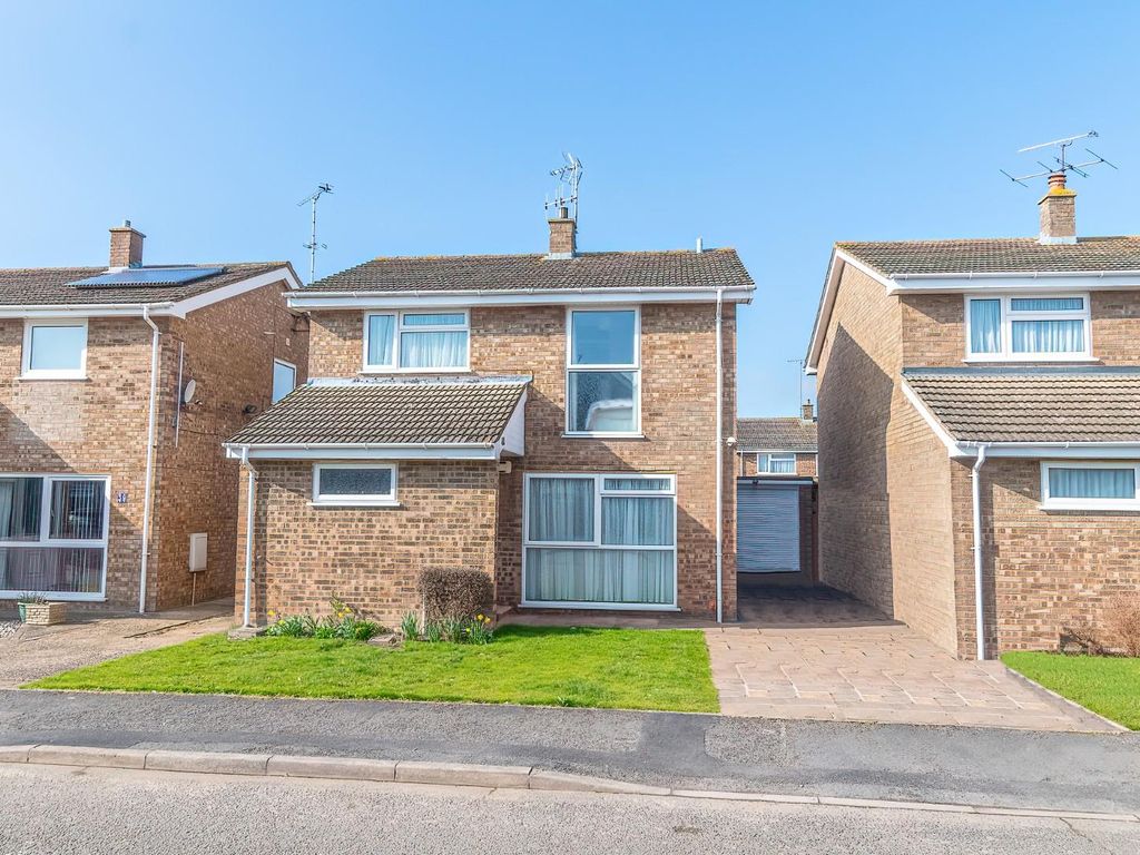 4 bed detached house for sale in Long Plough, Aston Clinton, Aylesbury