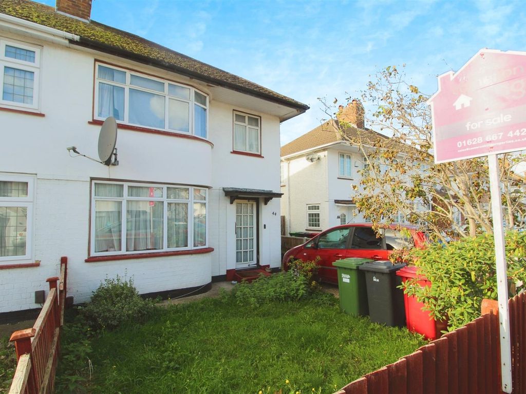 3 bed semidetached house for sale in Cranbourne Road, Cippenham