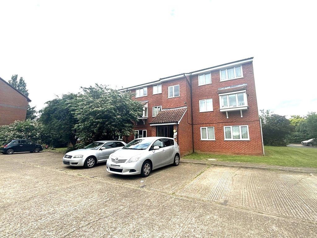 2 bed flat for sale in Millhaven Close, Chadwell Heath RM6, £169,995