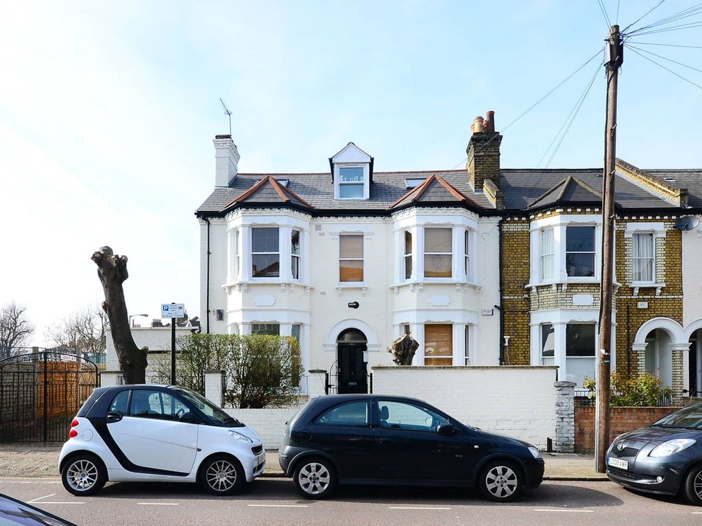 2 bed flat to rent in Endlesham Road, Balham, London SW12, £2,400 pcm