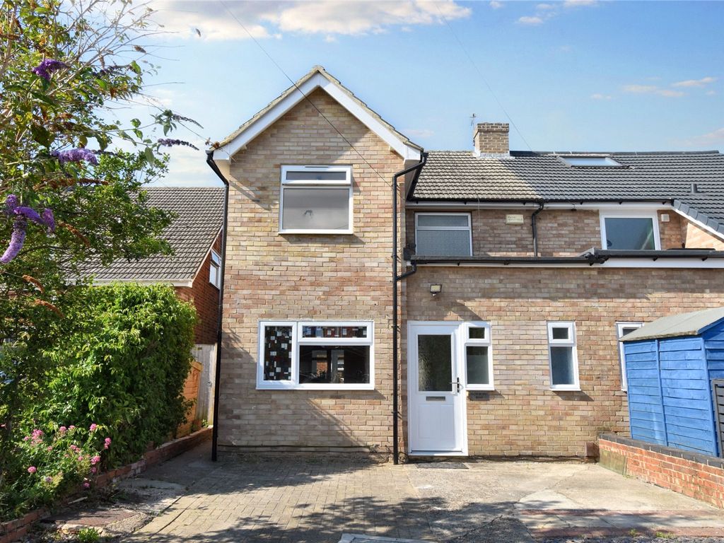 3 bed semidetached house to rent in Churchill Road, Didcot