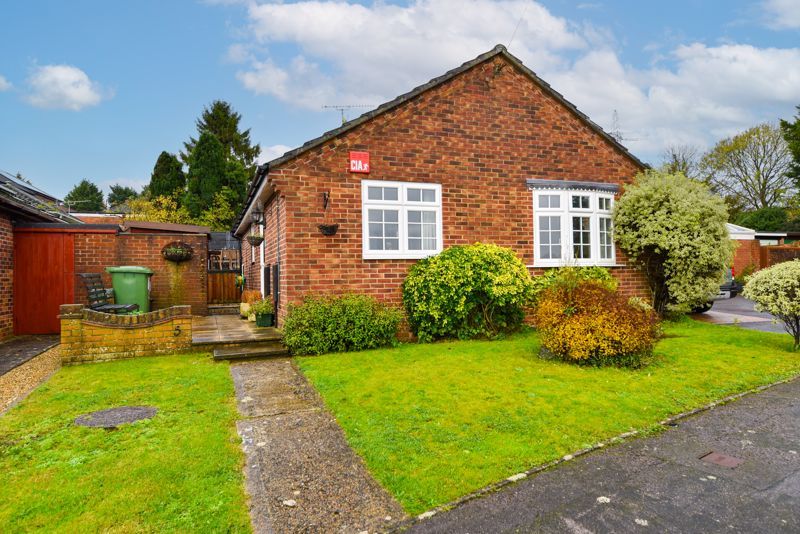 2 bed detached bungalow for sale in Chalk Ridge, Clanfield, Waterlooville PO8, £395,000 Zoopla