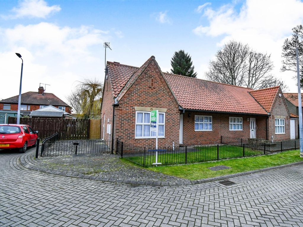 2 bed semidetached bungalow for sale in Priestgate, SuttonOnHull