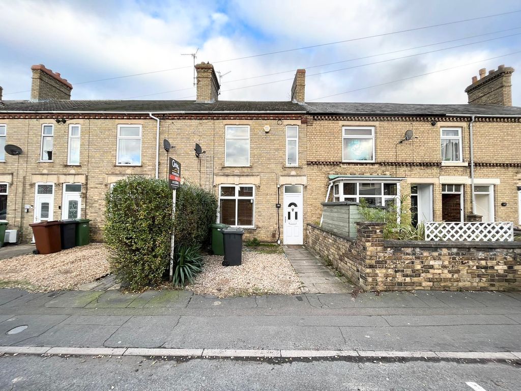 3 bed terraced house to rent in New Road, Woodston, Peterborough PE2