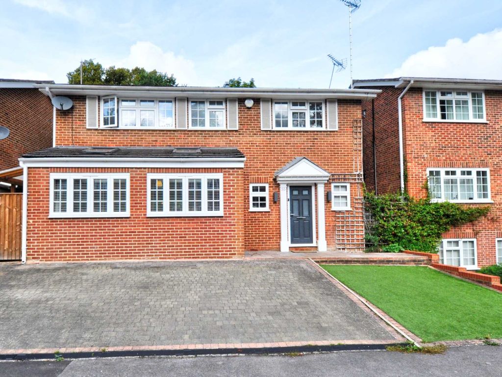 5 bed detached house for sale in Valley Road, Henley On Thames RG9, £