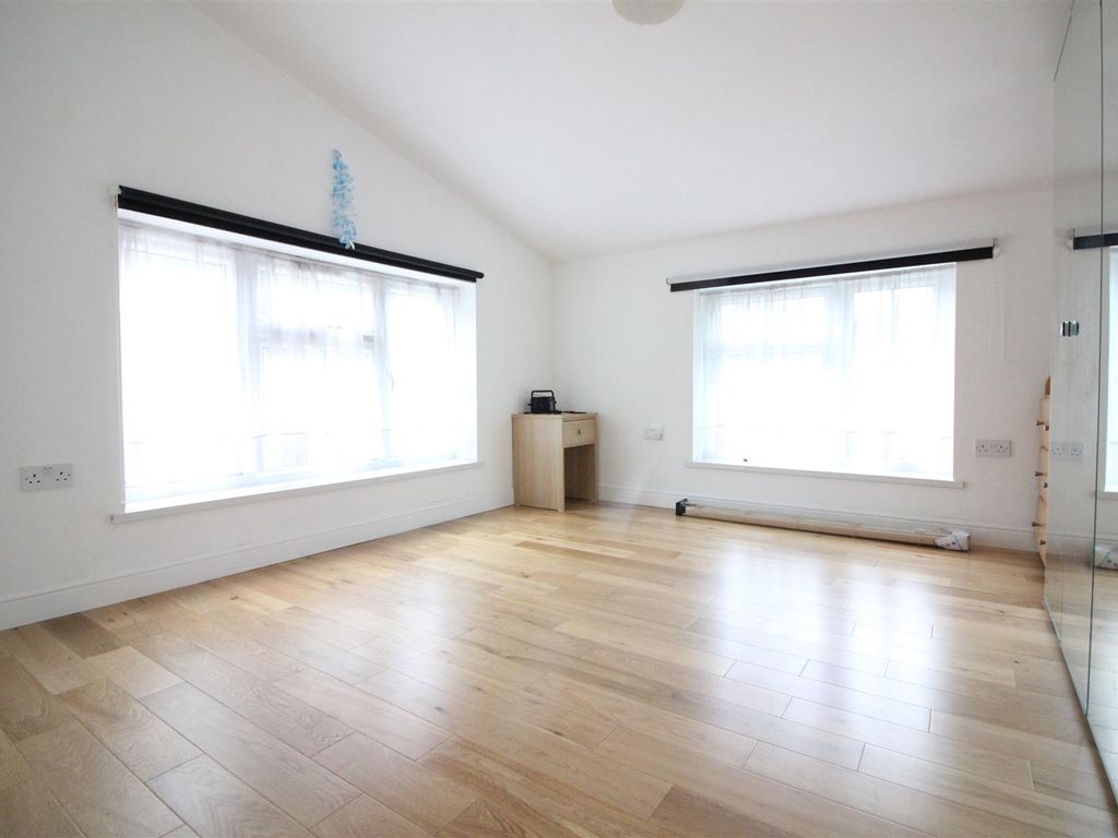 Room to rent in Chertsey Bridge Road, Chertsey KT16, £595 pcm Zoopla