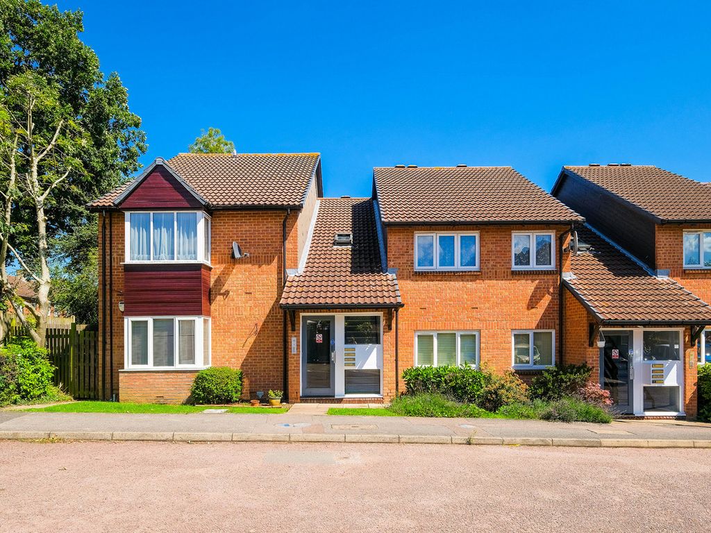 Studio to rent in Hereward Green, Loughton IG10, £995 pcm Zoopla