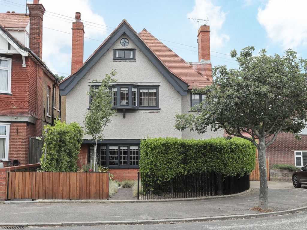 6 bed detached house for sale in Cornwall Gardens, Cliftonville CT9, £