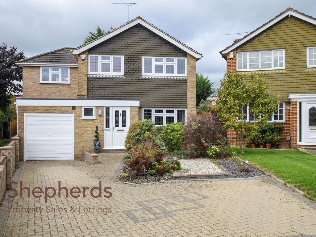 4 bed detached house for sale in Hilltop Close, West Cheshunt EN7, £