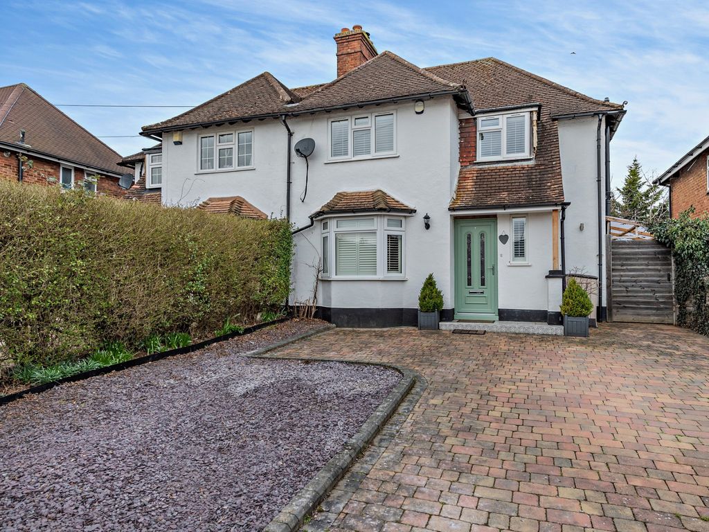 3 bed semidetached house for sale in Middleton Road, Mill End